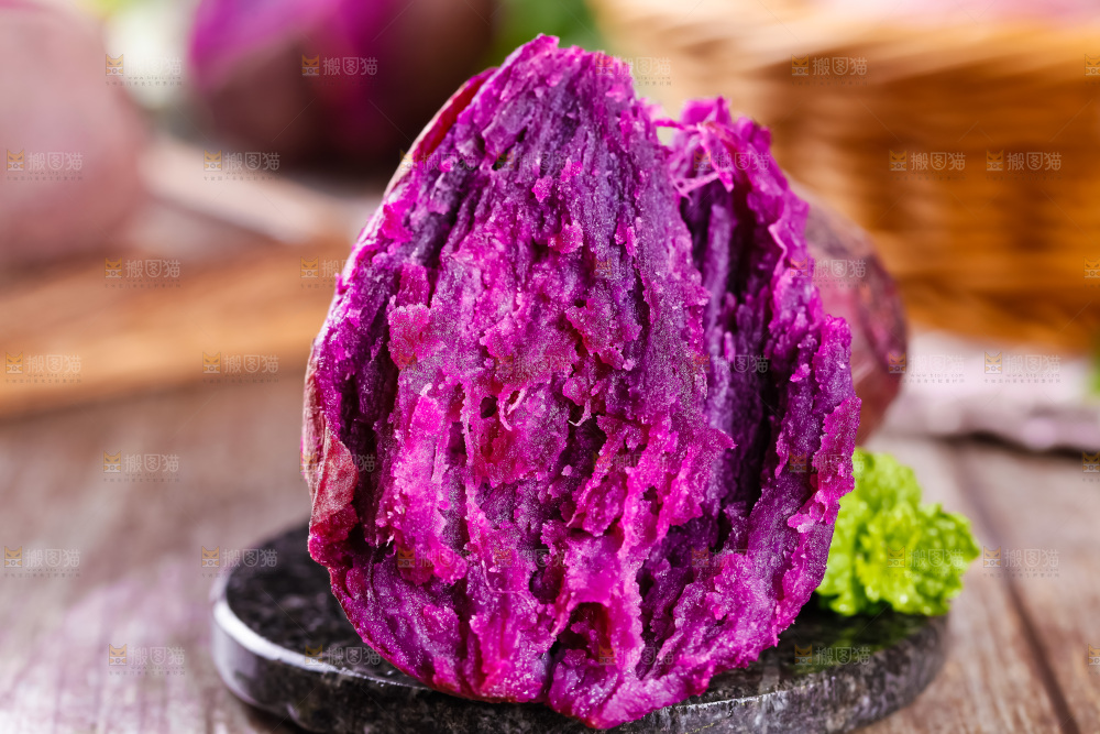 盘子里装着小紫薯