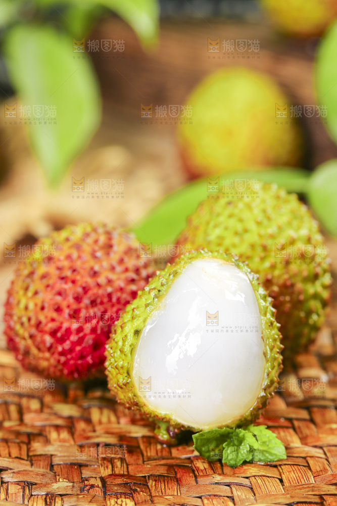编织垫上放着妃子笑荔枝