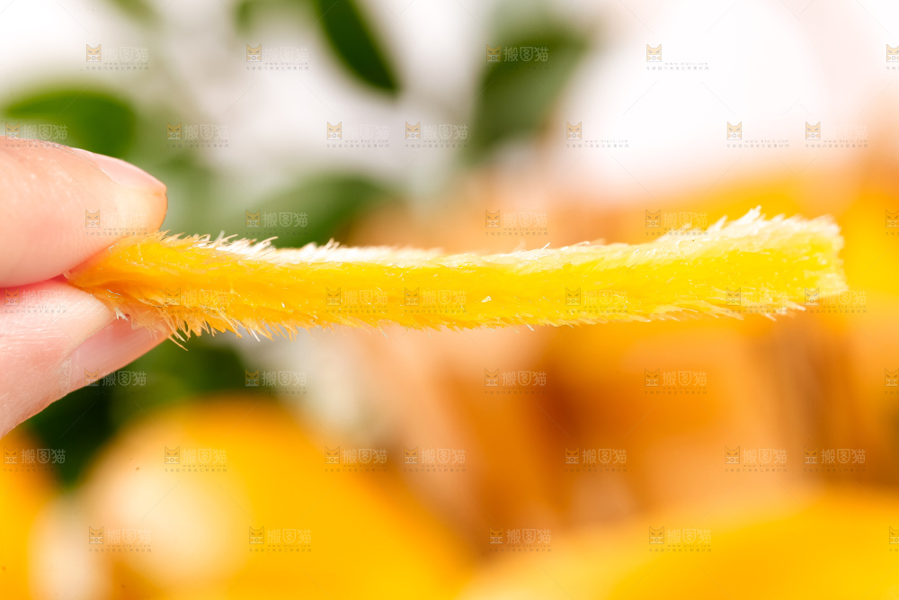 手里拿着芒果的核