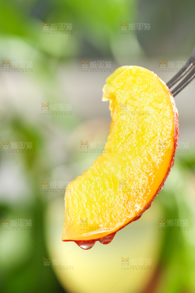 叉子上叉着油桃果肉