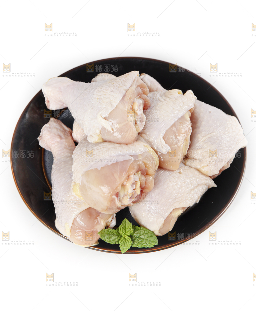 白底上放着大鸡腿