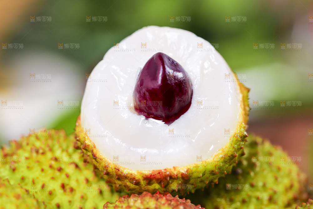 木板上放着妃子笑荔枝