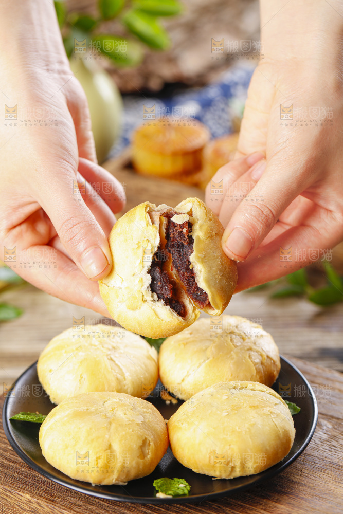 手里拿着老月饼