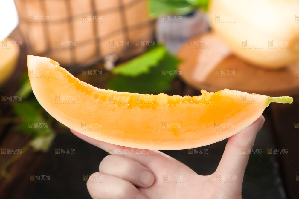 手里拿着东方蜜
