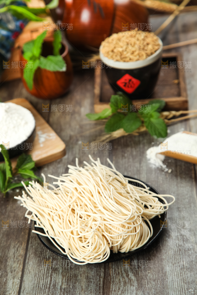 木板上放着一盘手工面条