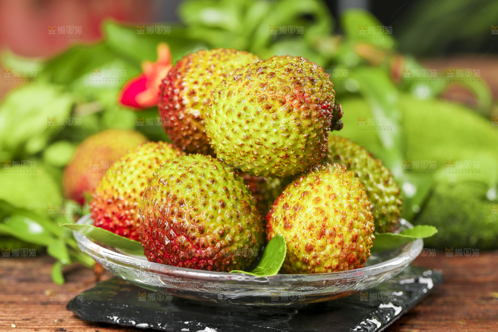 碟子里装着荔枝