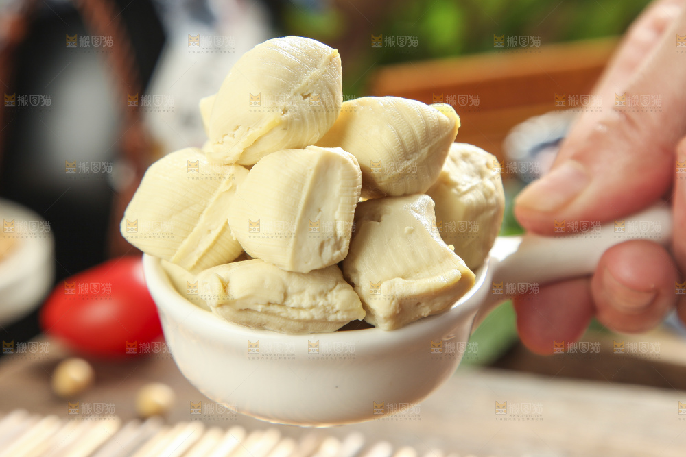 碗里装着手工包浆豆腐