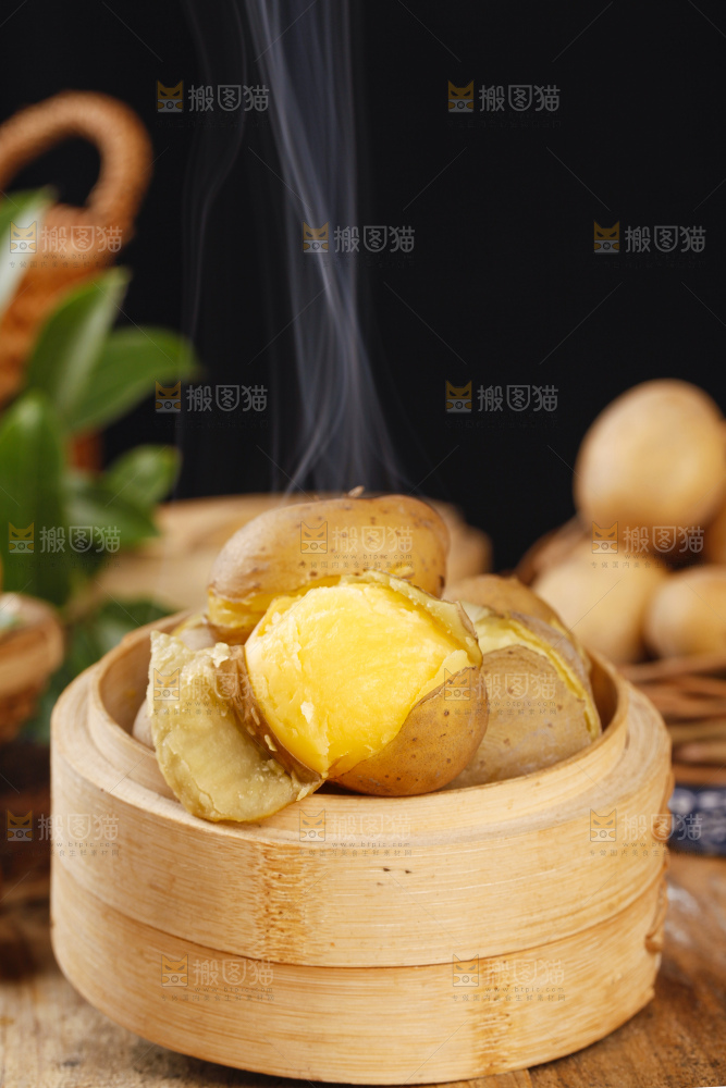 蒸笼里放着湖北高山小土豆