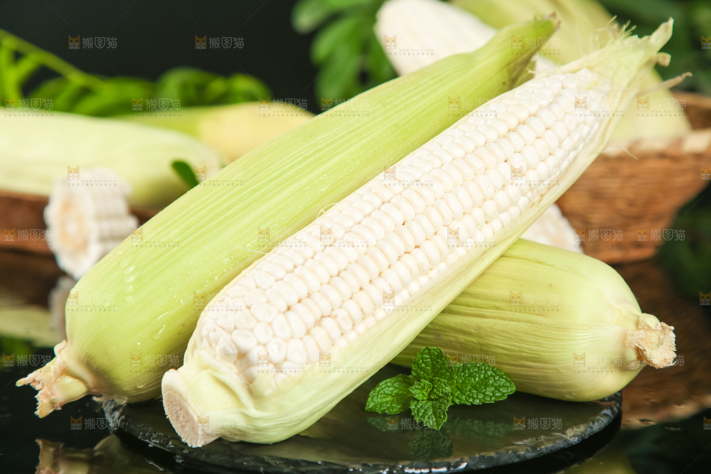 深底上放着漳州牛奶玉米