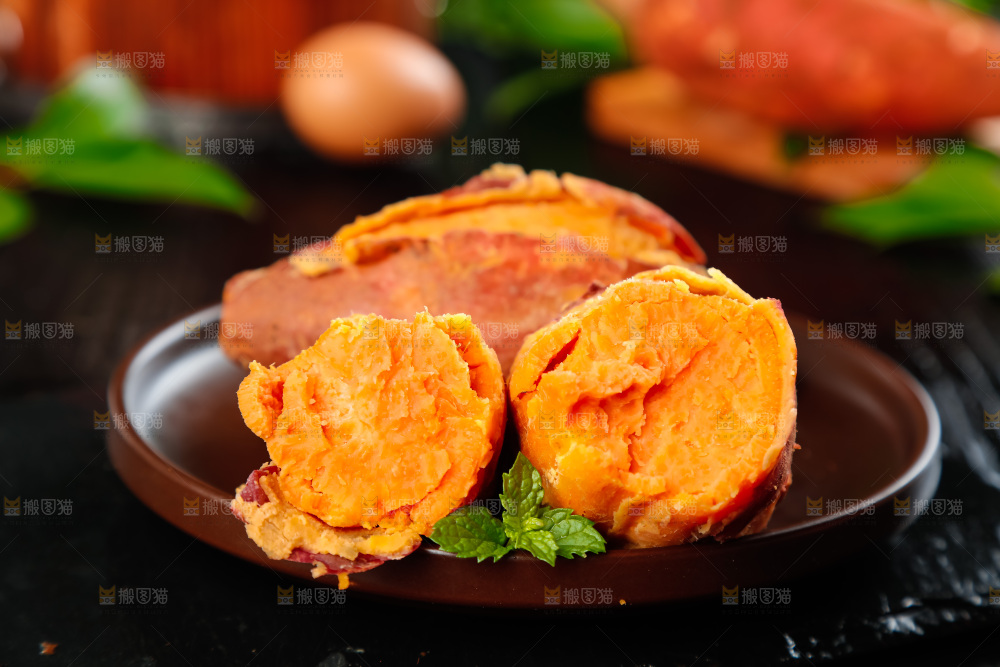 黑石板上的糖心蜜薯