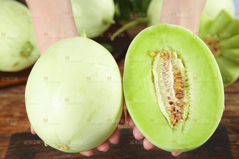 手里拿着新鲜玉菇蜜瓜