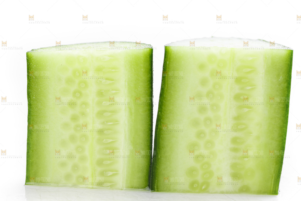 白底上摆放着小青瓜