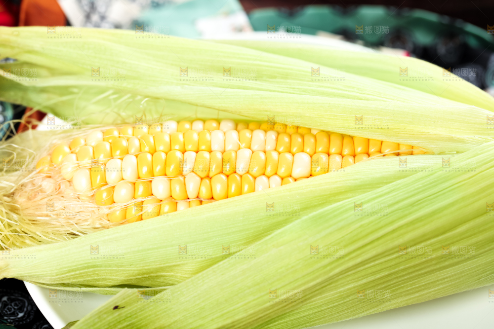盘子里放着新鲜玉米
