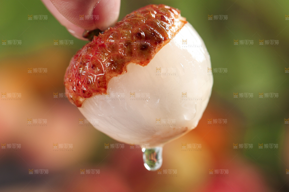 手里拿着荔枝