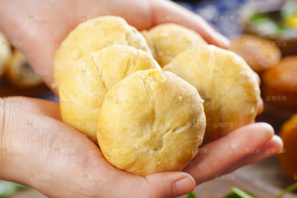 手里拿着五仁月饼