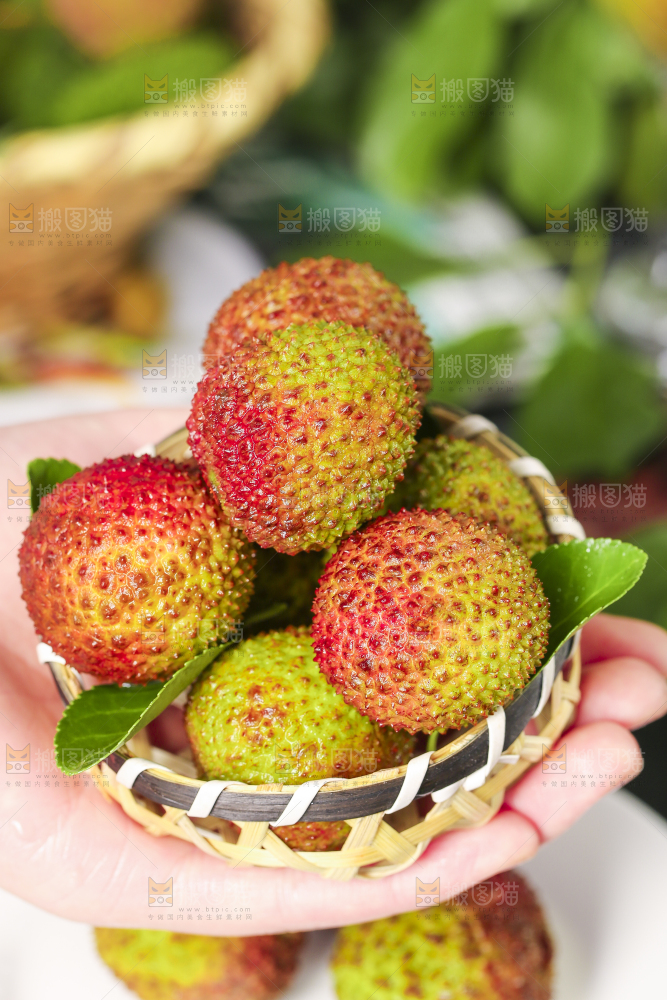手里拿着荔枝
