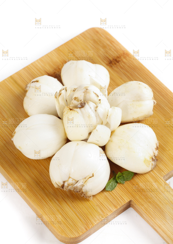 木板上放着百合