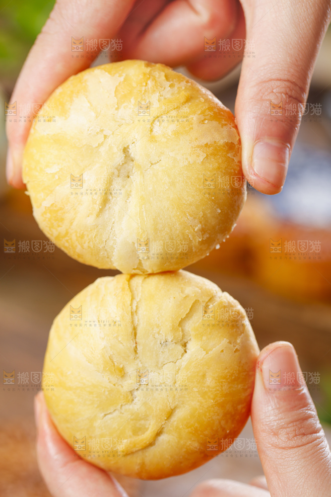 手里拿着五仁月饼