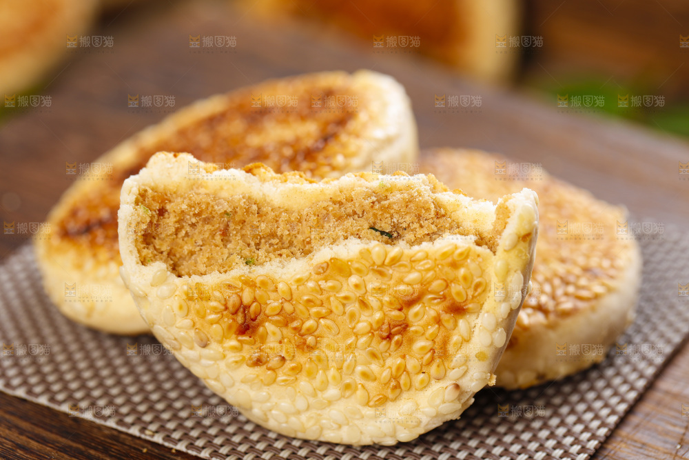 木板上放着胡麻饼