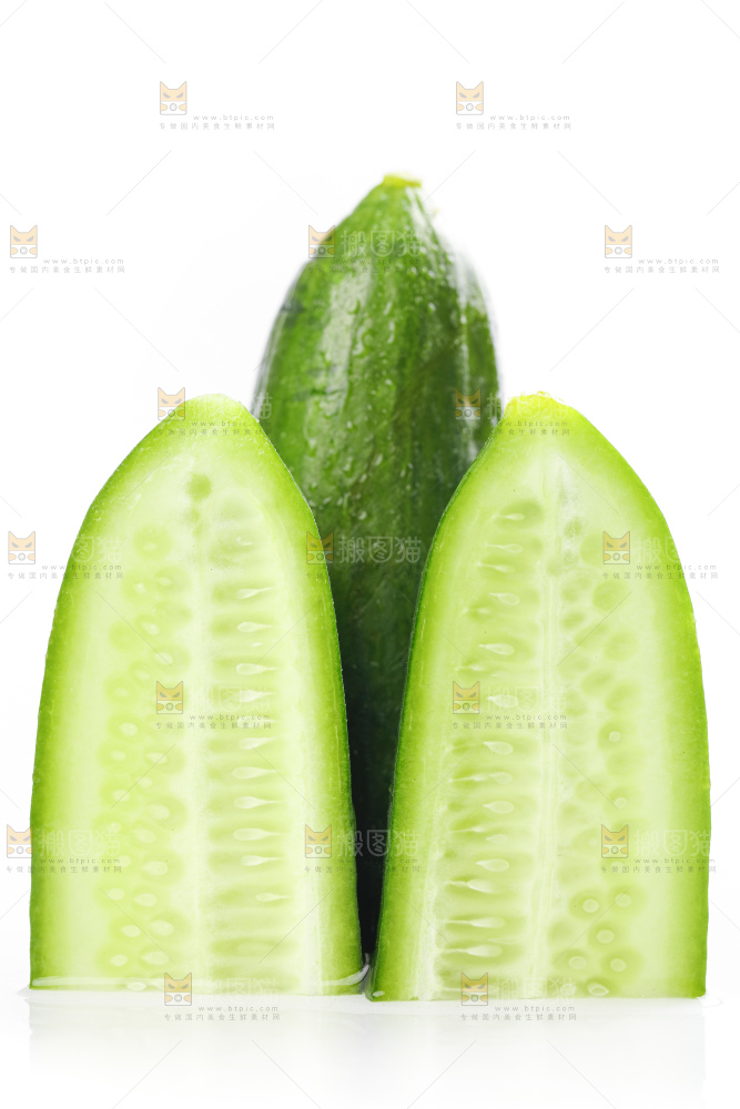 白底上放着水果黄瓜
