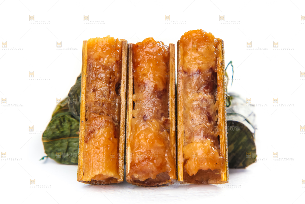 白底上放着竹筒肉粽