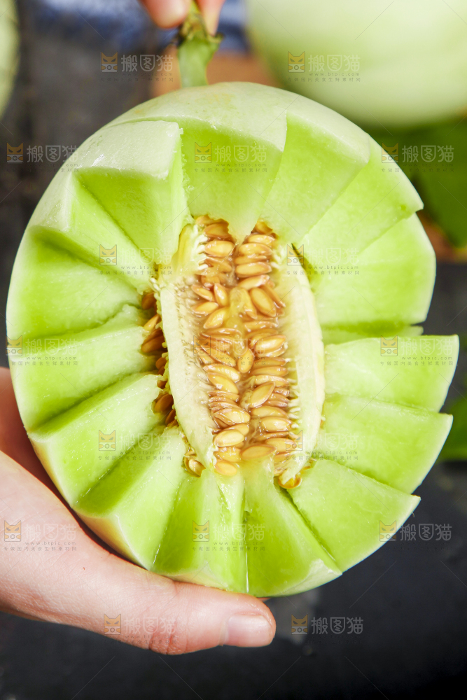 手里拿着玉菇香瓜