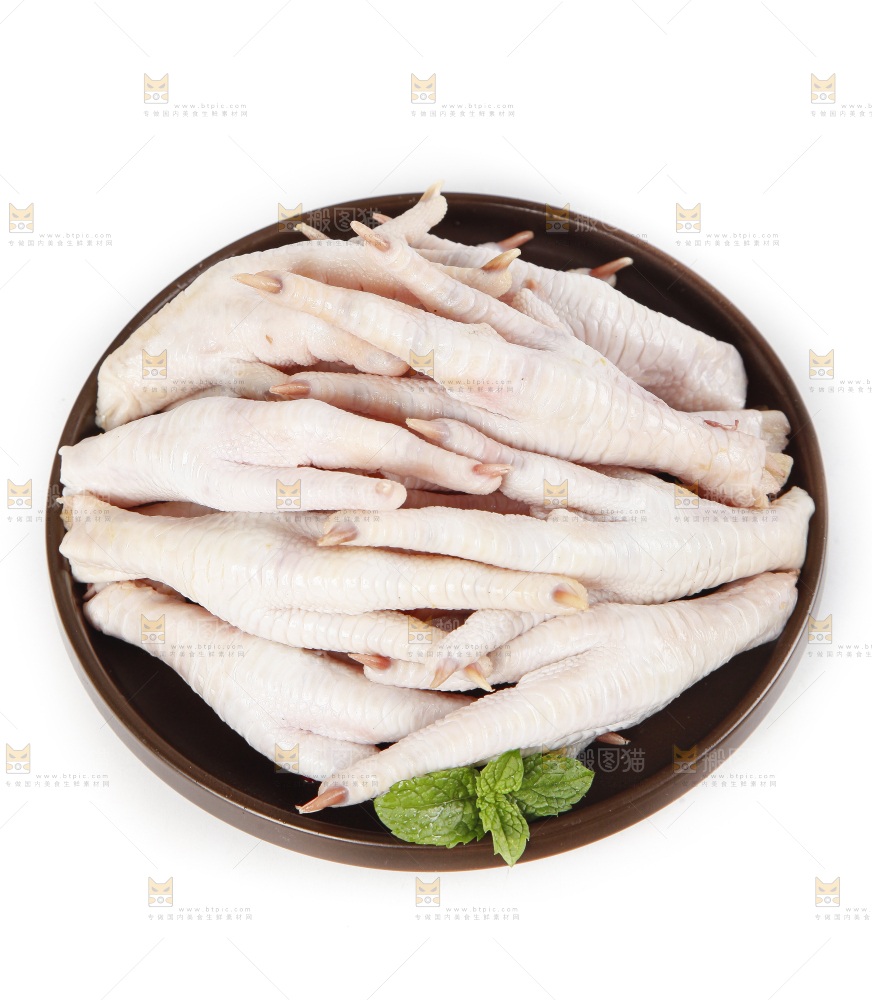 白底上放着一盘鸡爪子