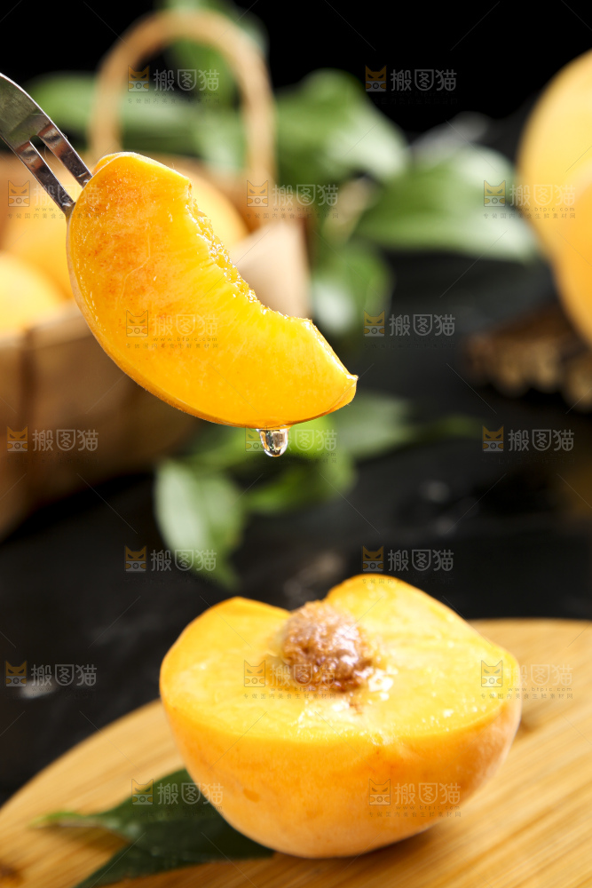 木板上的砀山黄桃