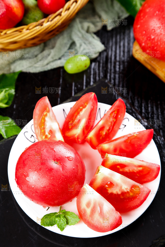 深底上放着番茄