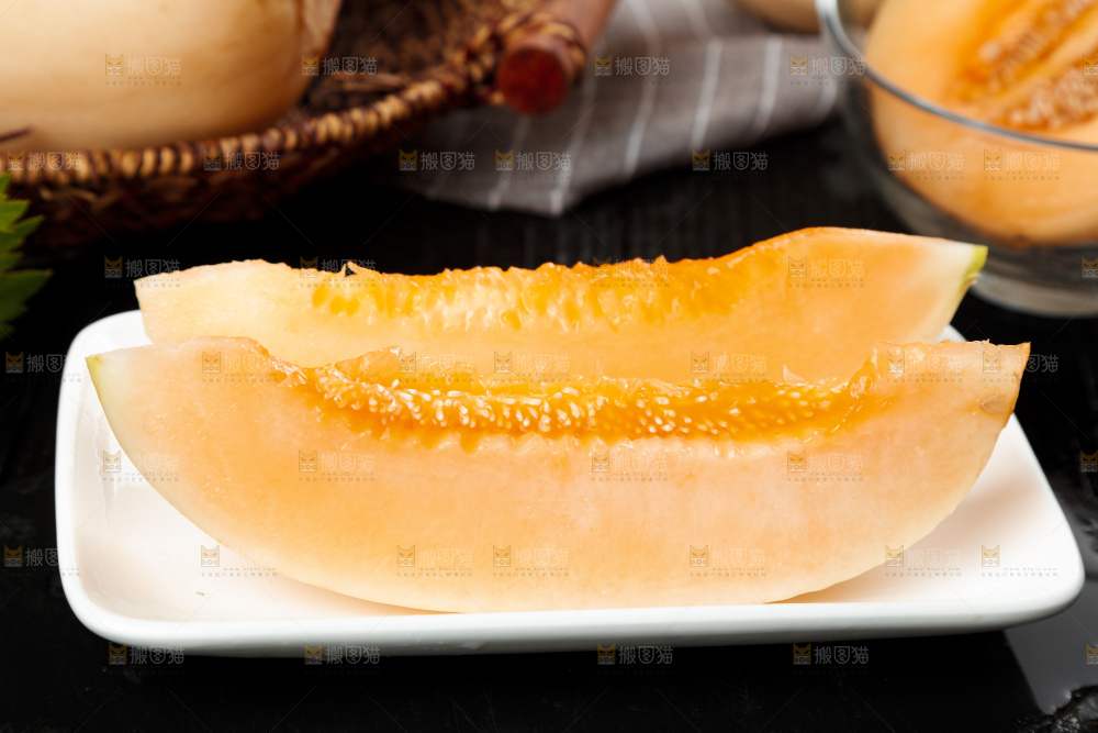 盘子里装着东方蜜瓜