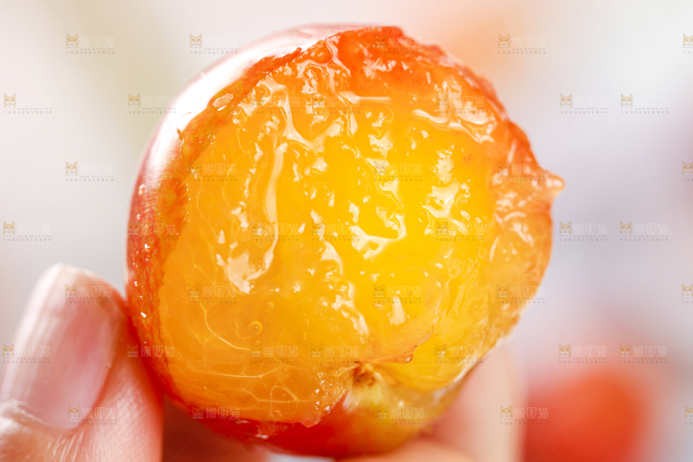 手里拿着红李子