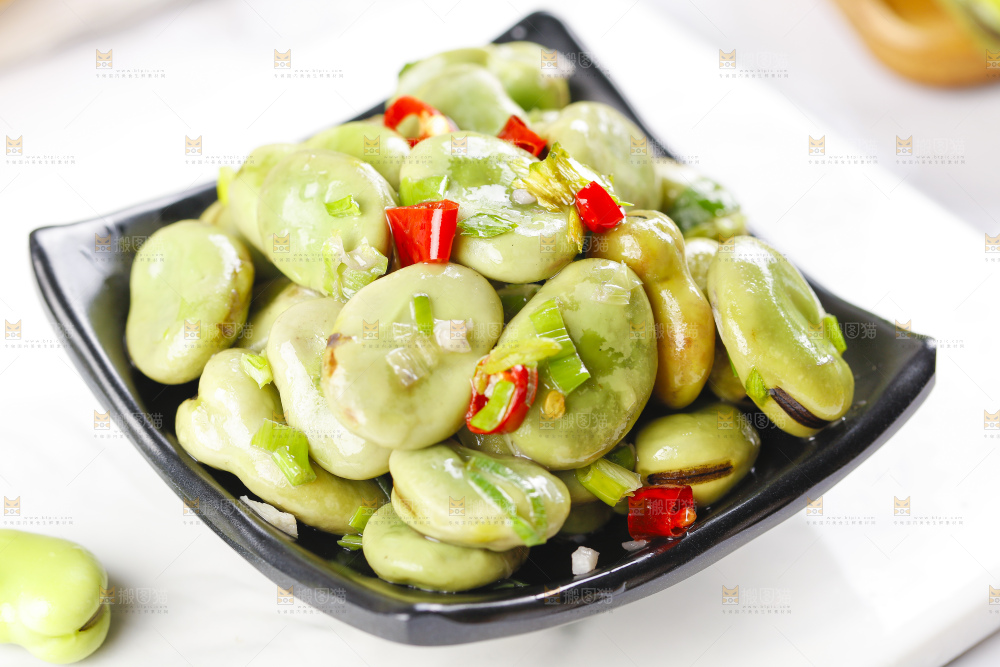 盘子里装着炒蚕豆