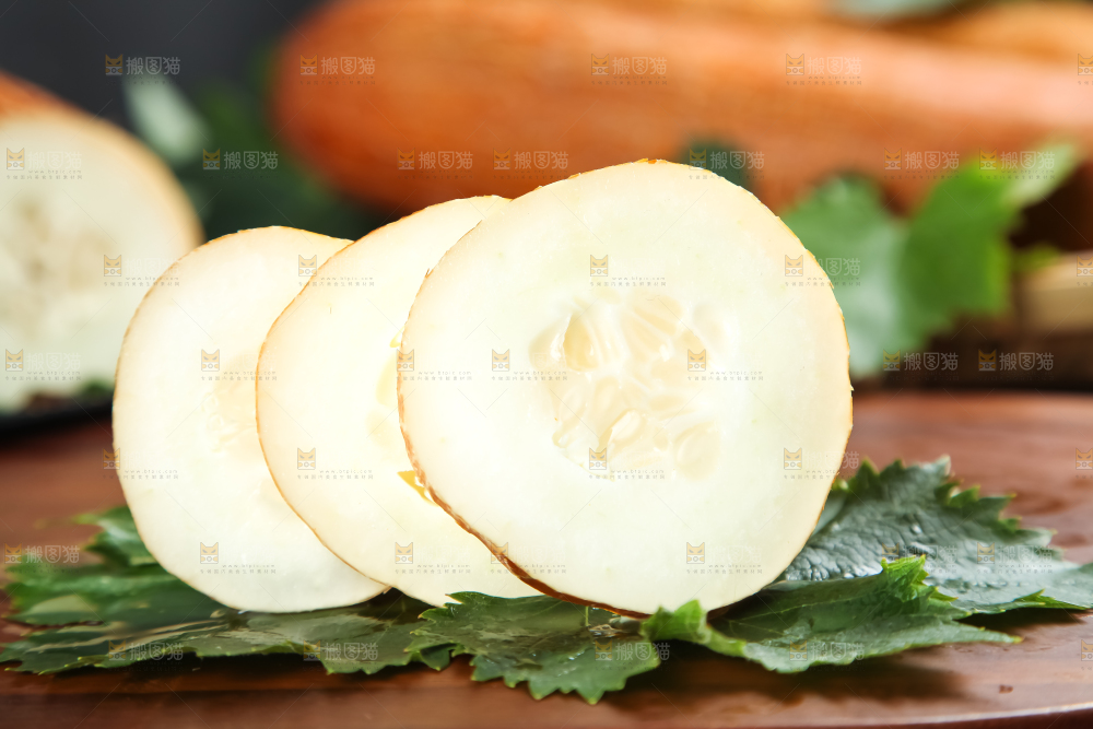 木板上的黄皮大黄瓜