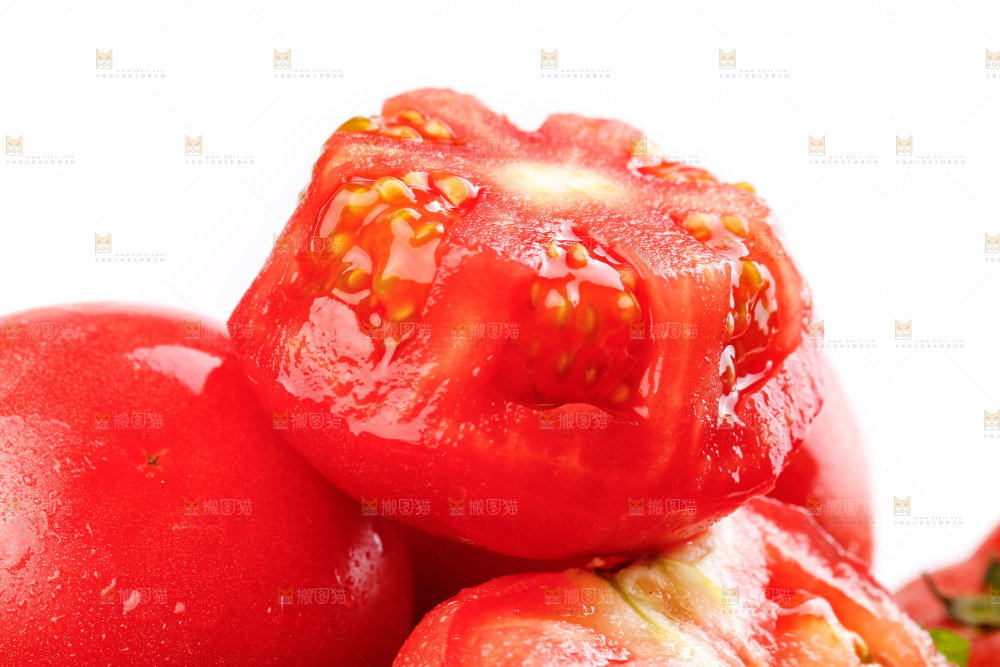 亮底上的新鲜西红柿