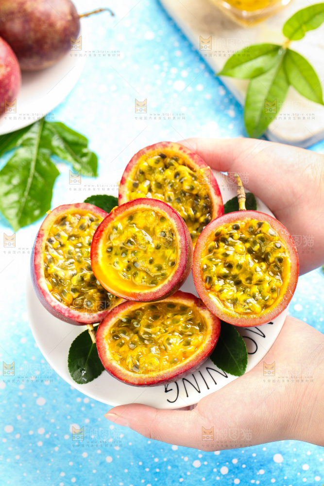 盘子里的新鲜百香果