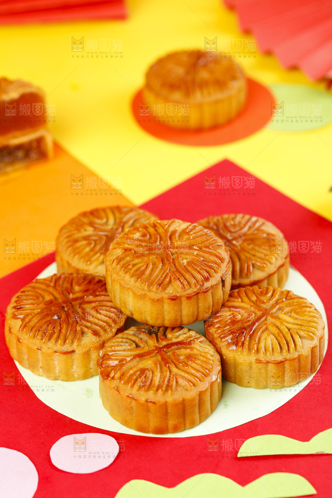 红底上的水果月饼