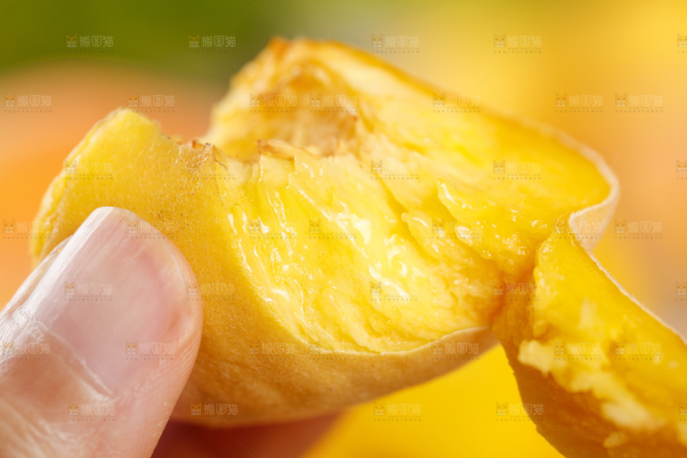 手里拿着新鲜毛蟠桃