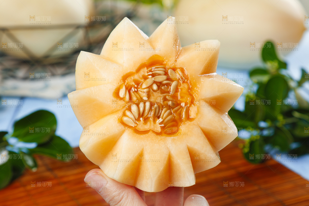 手里拿着白皮蜜瓜