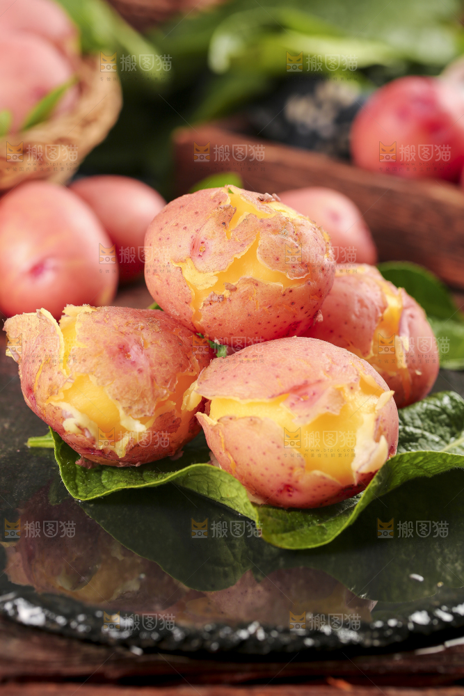 深底上放着小土豆