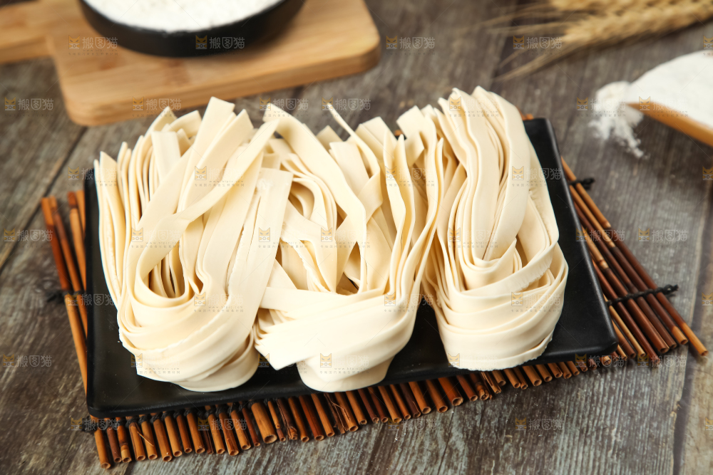 盘子里装着宽面条