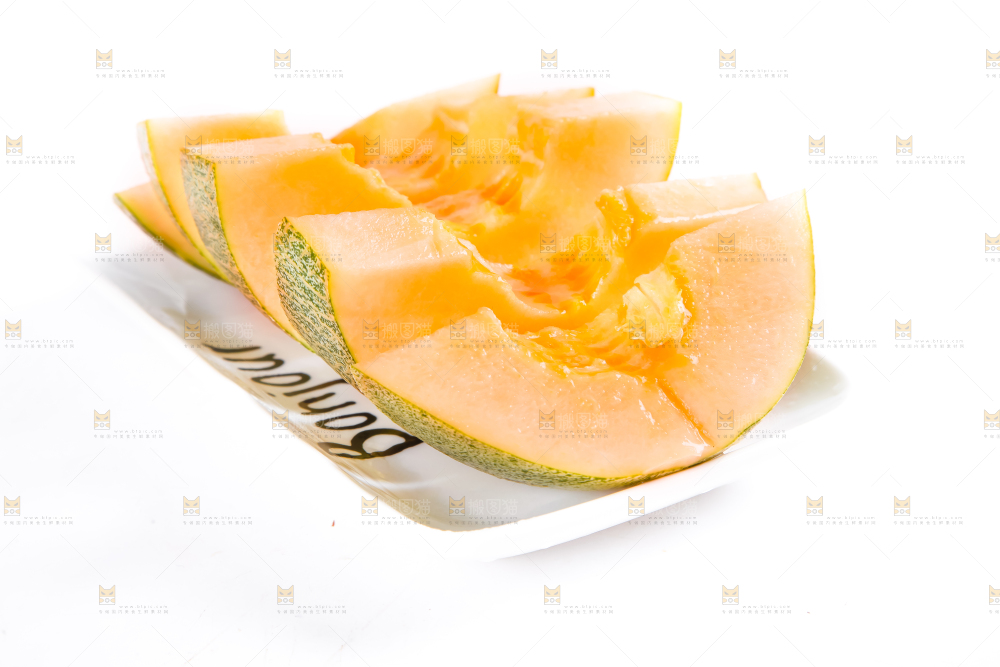 碟子里装着切块的哈密瓜