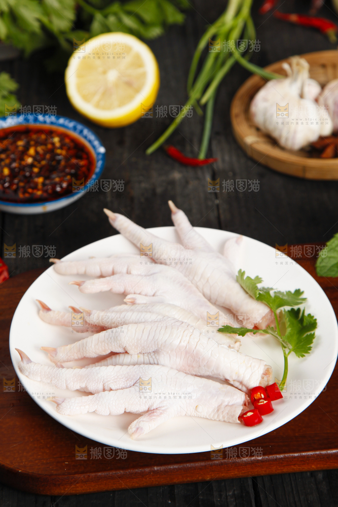 木板上放着一盘生凤爪