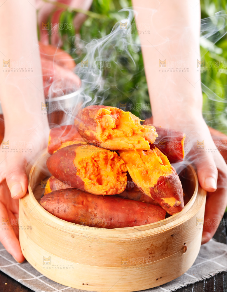手里拿着红蜜薯