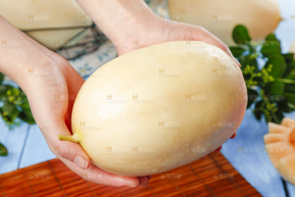 手里拿着蜜甜瓜