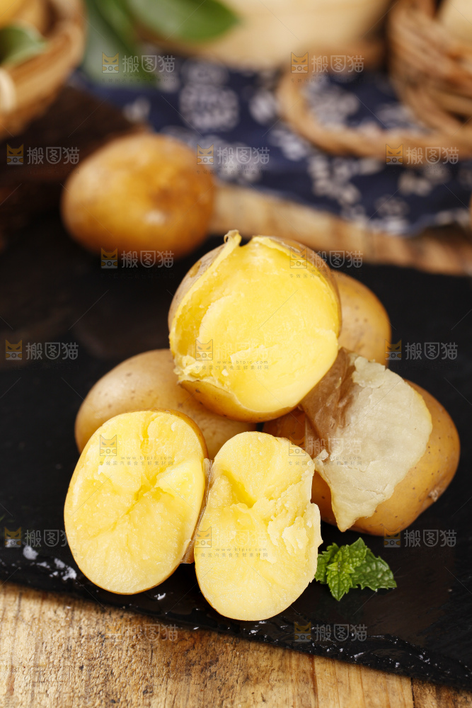 黑石板上摆放着黄心小土豆
