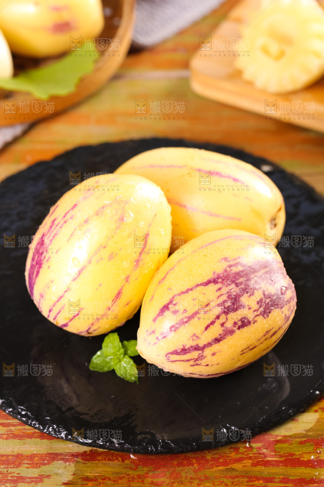 黑石板上摆放着人参圆果