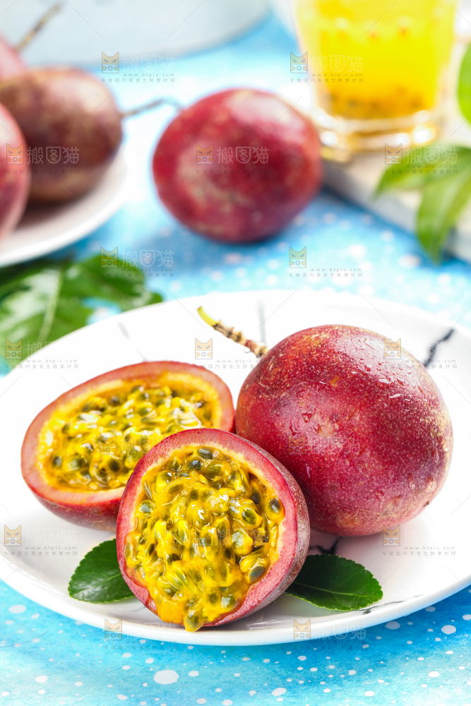 盘子里的新鲜百香果