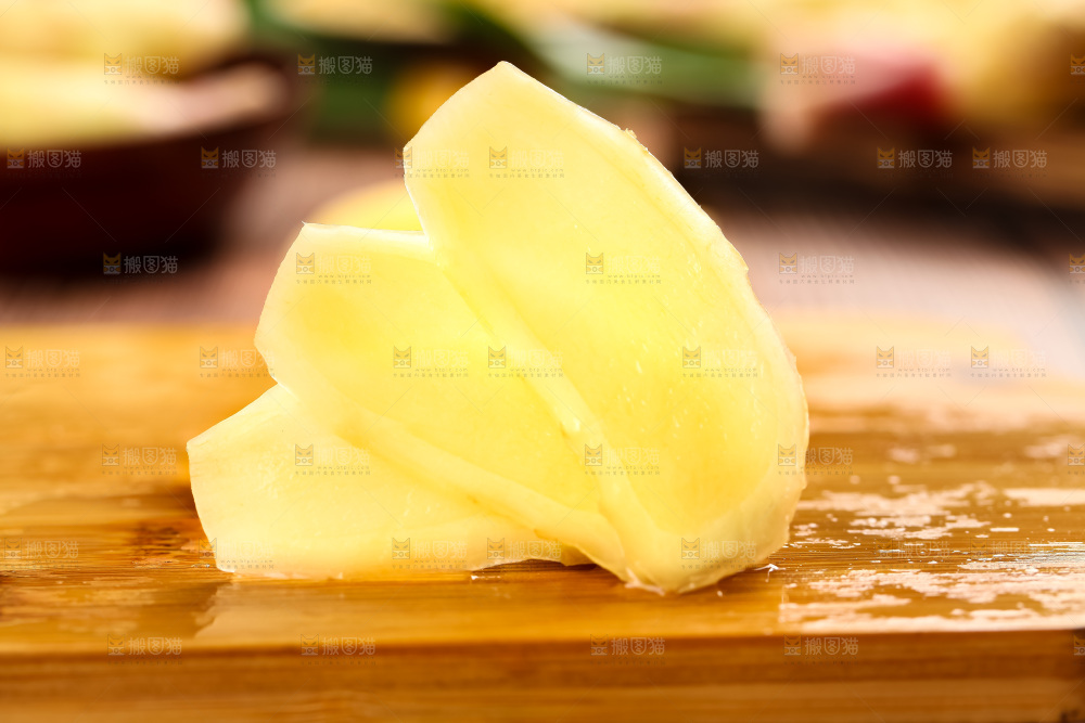 木板上放着四川生姜