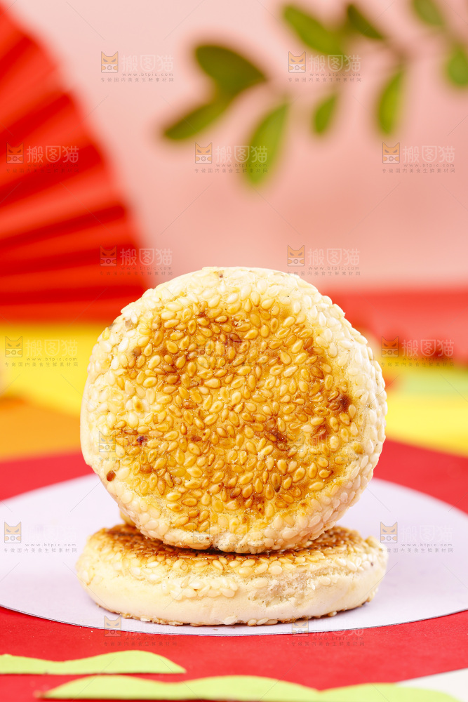 彩底上的手工芝麻饼