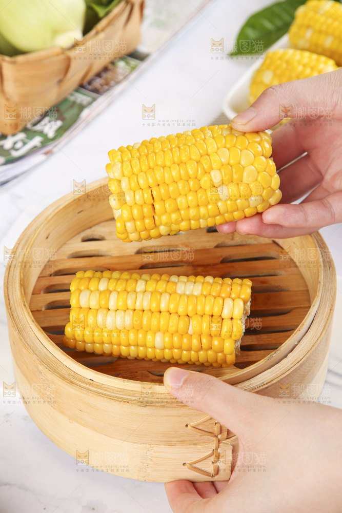 蒸笼里装着糯玉米
